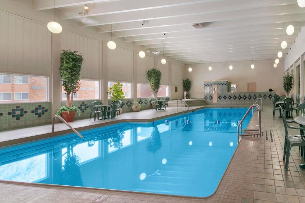 Hotel Ramada By Wyndham Bismarck Esterno foto