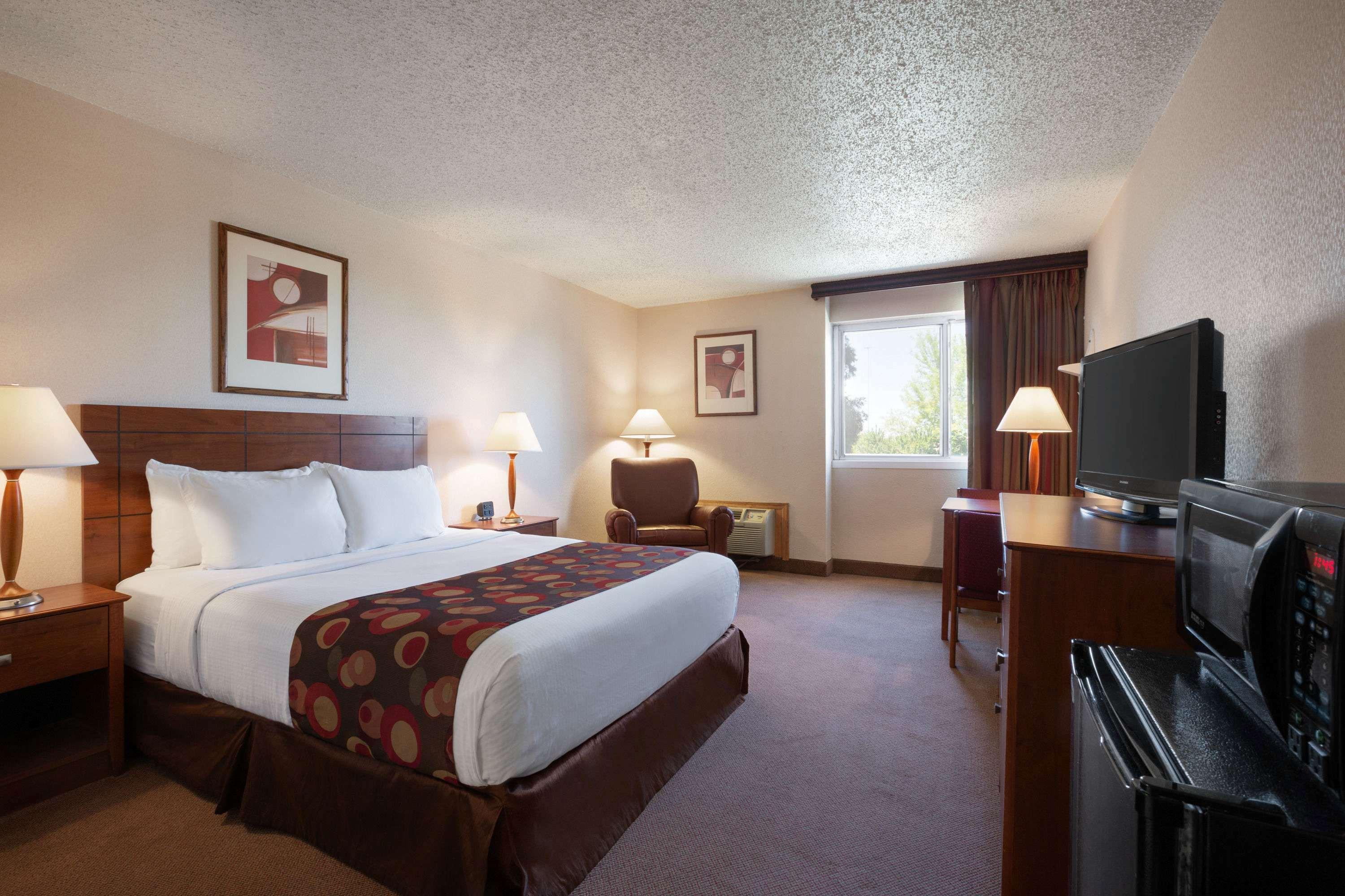 Hotel Ramada By Wyndham Bismarck Esterno foto