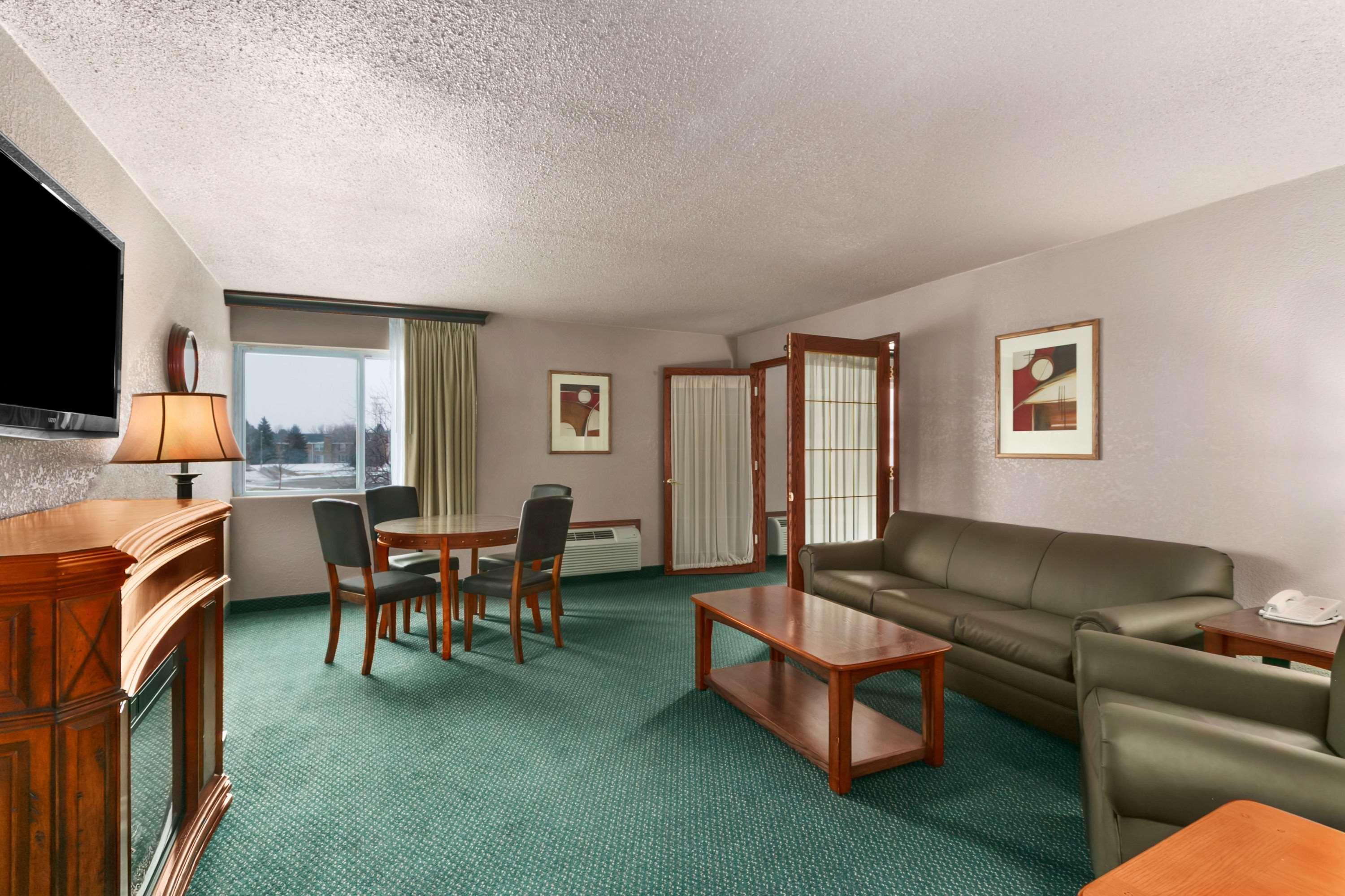 Hotel Ramada By Wyndham Bismarck Esterno foto