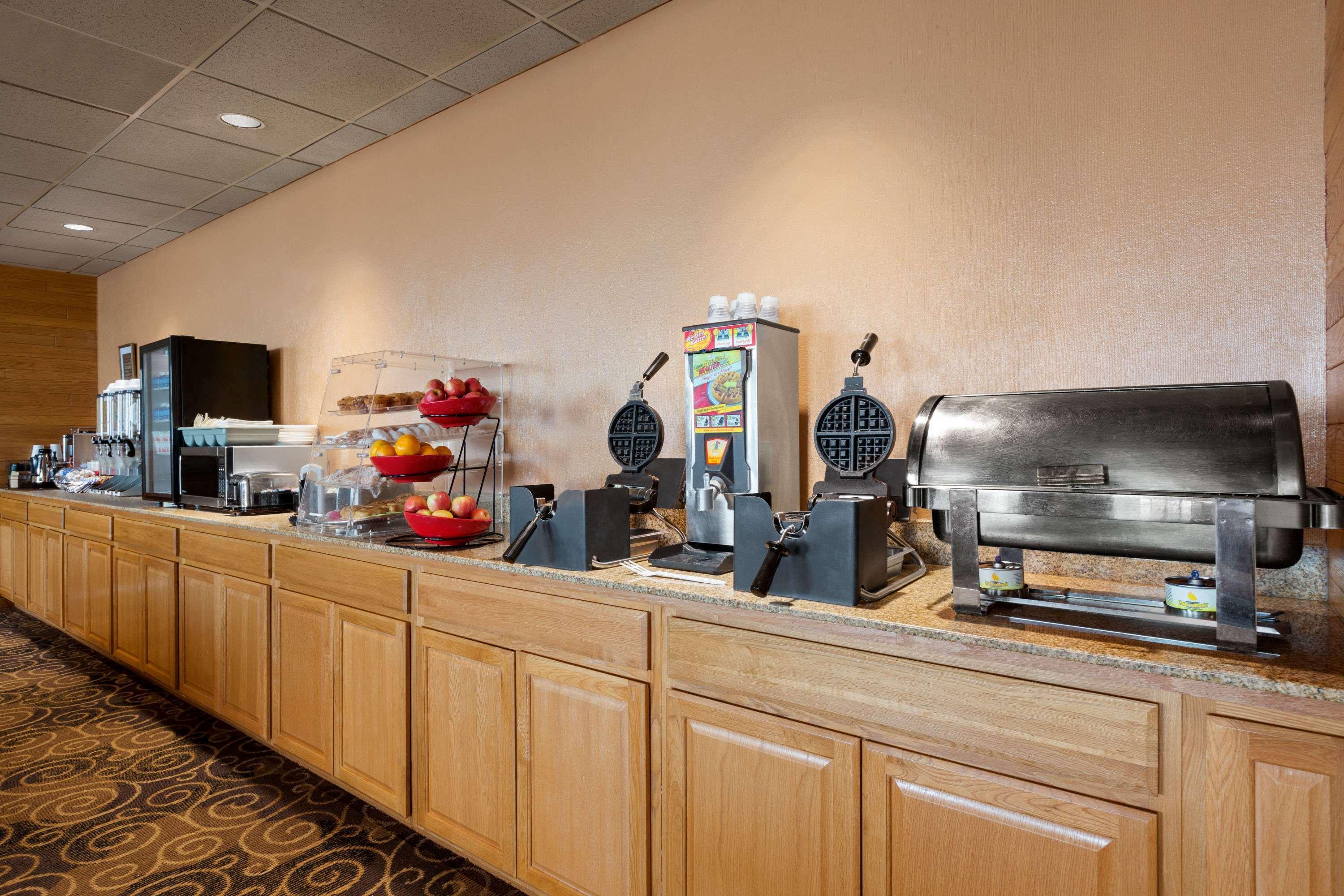 Hotel Ramada By Wyndham Bismarck Esterno foto