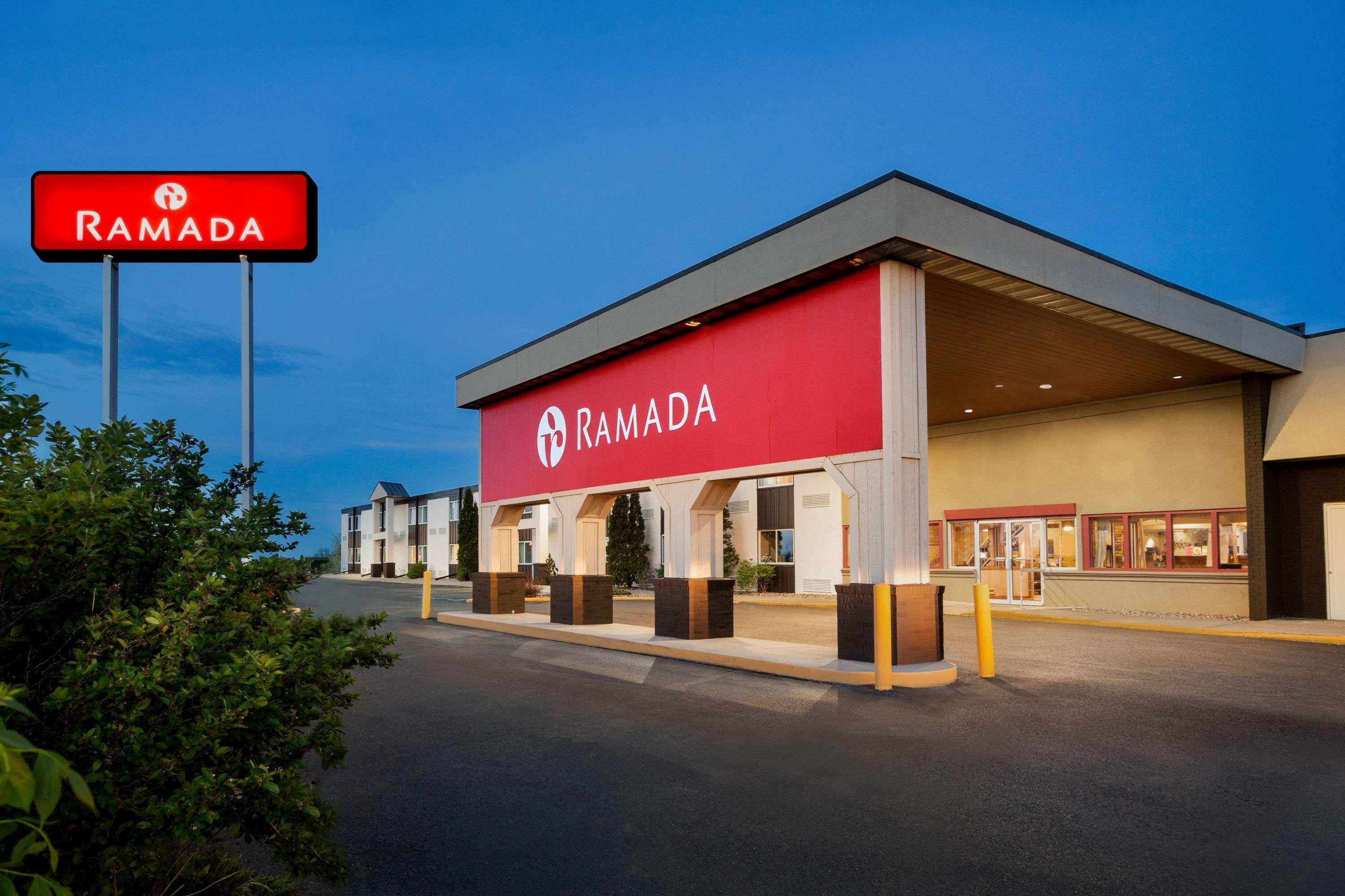 Hotel Ramada By Wyndham Bismarck Esterno foto