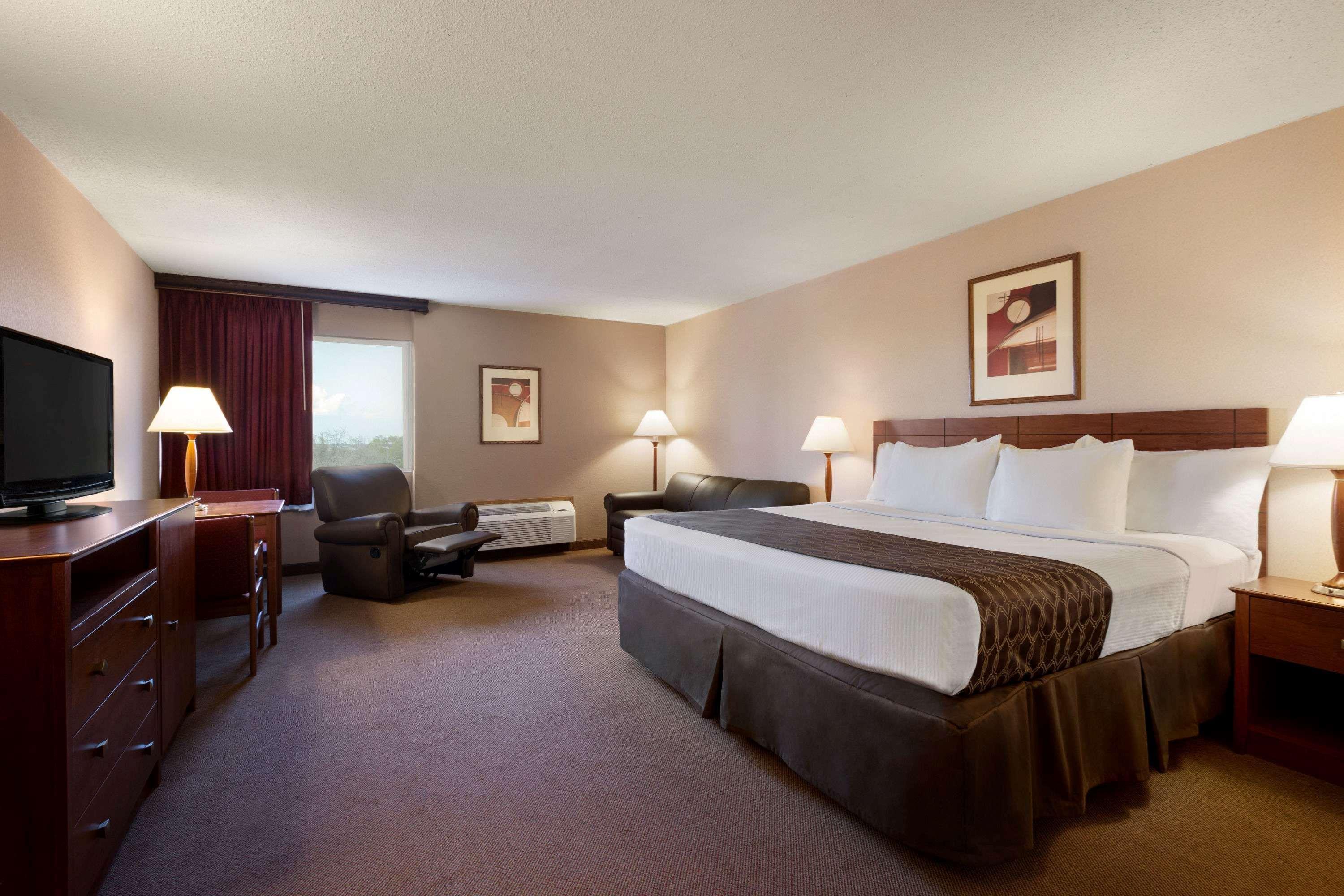 Hotel Ramada By Wyndham Bismarck Esterno foto