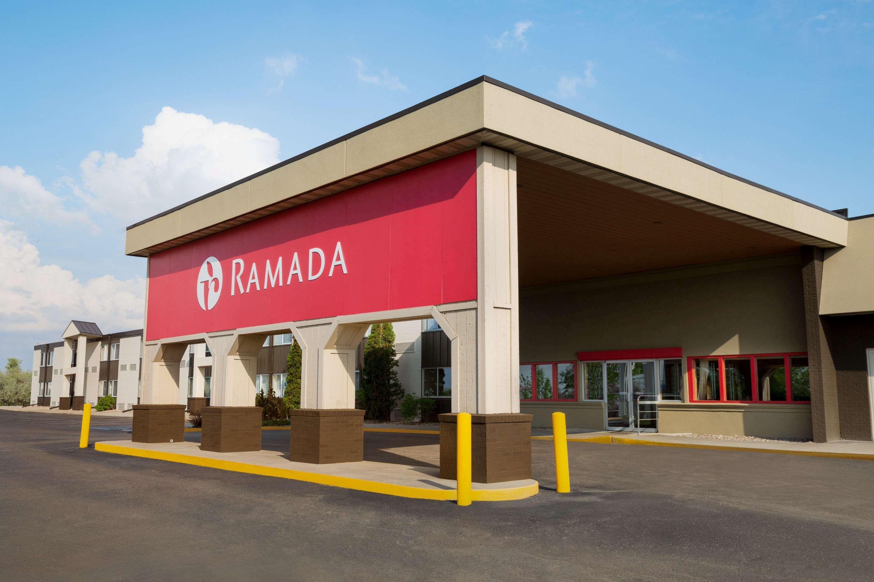 Hotel Ramada By Wyndham Bismarck Esterno foto
