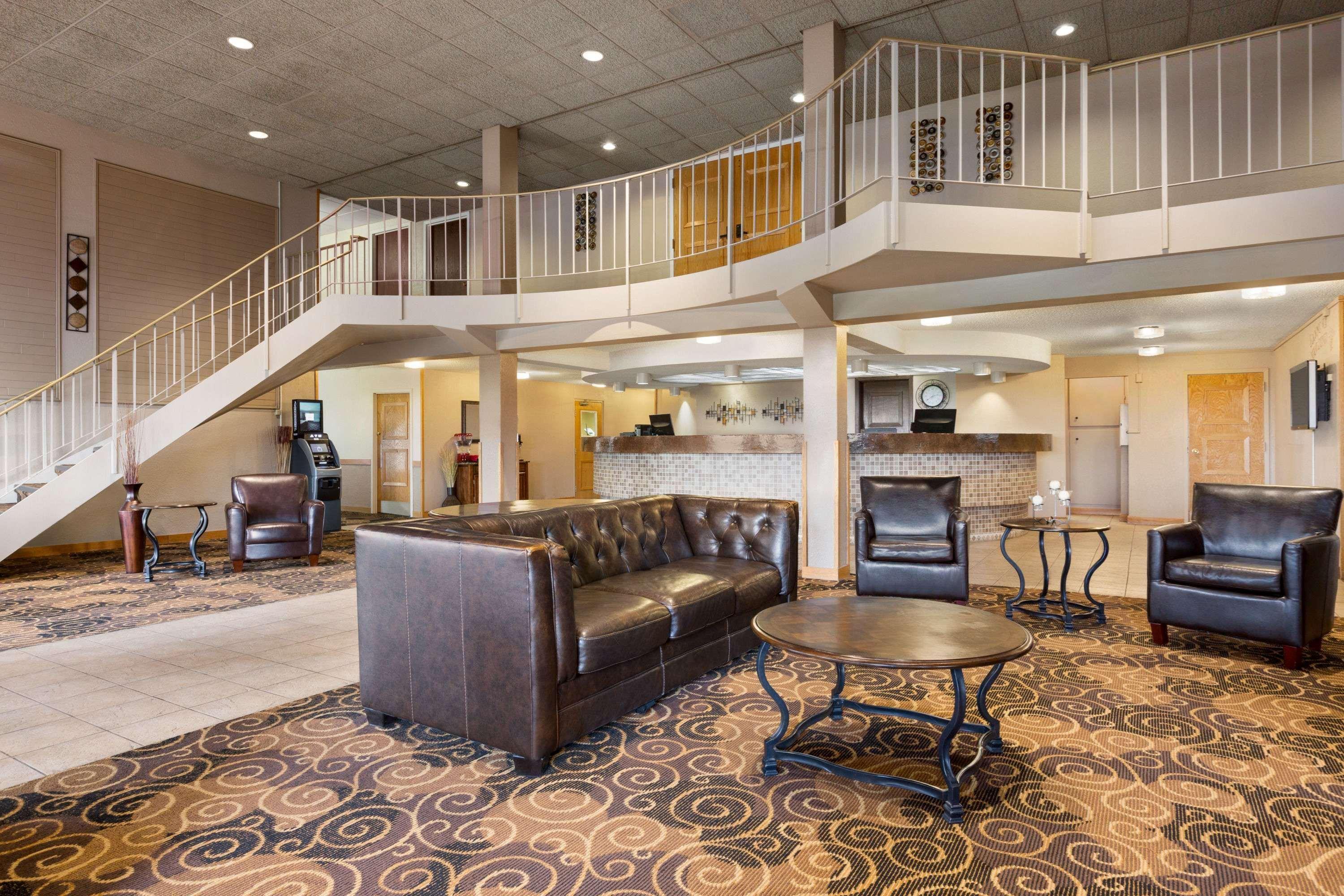 Hotel Ramada By Wyndham Bismarck Esterno foto