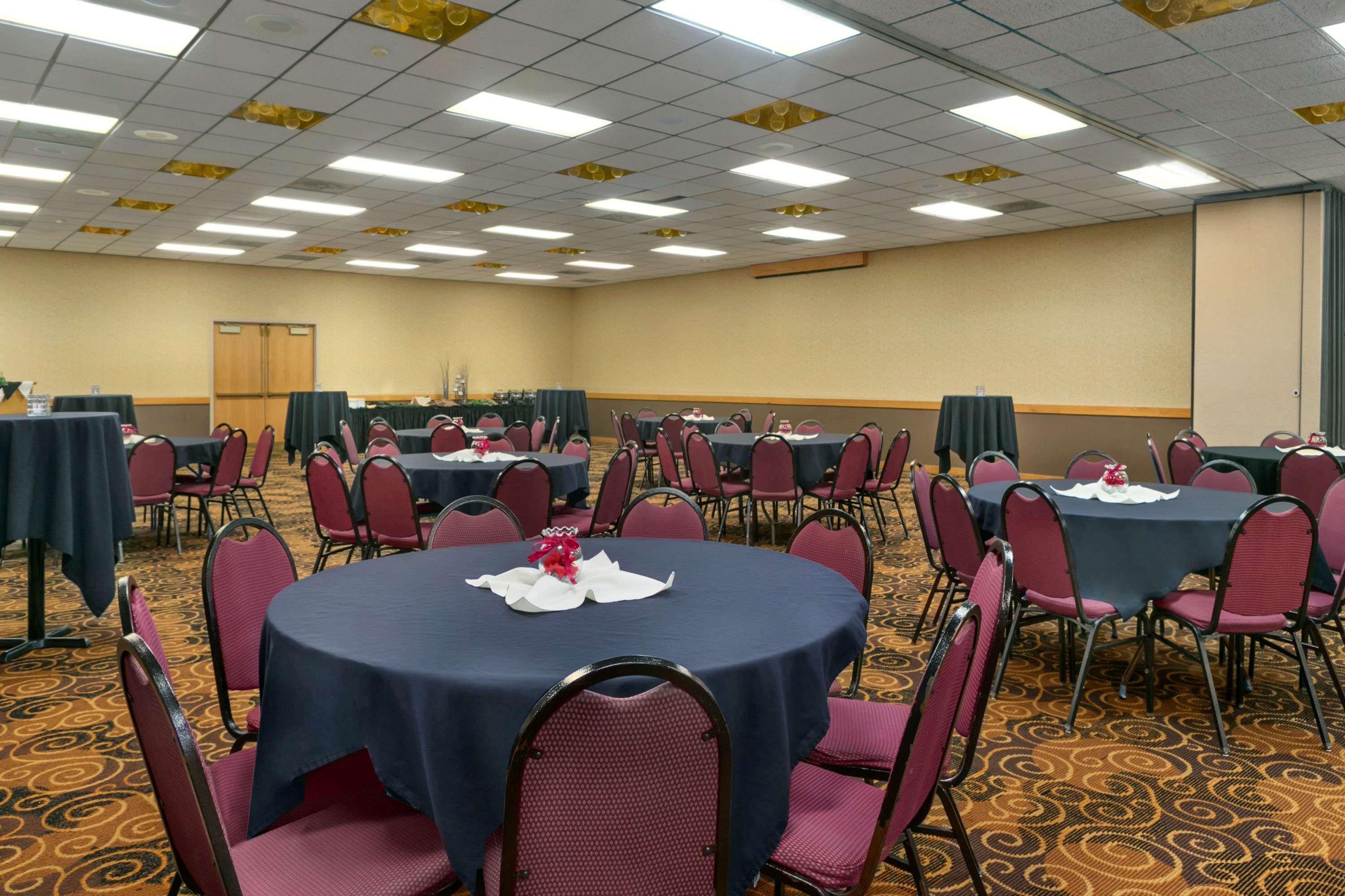 Hotel Ramada By Wyndham Bismarck Esterno foto