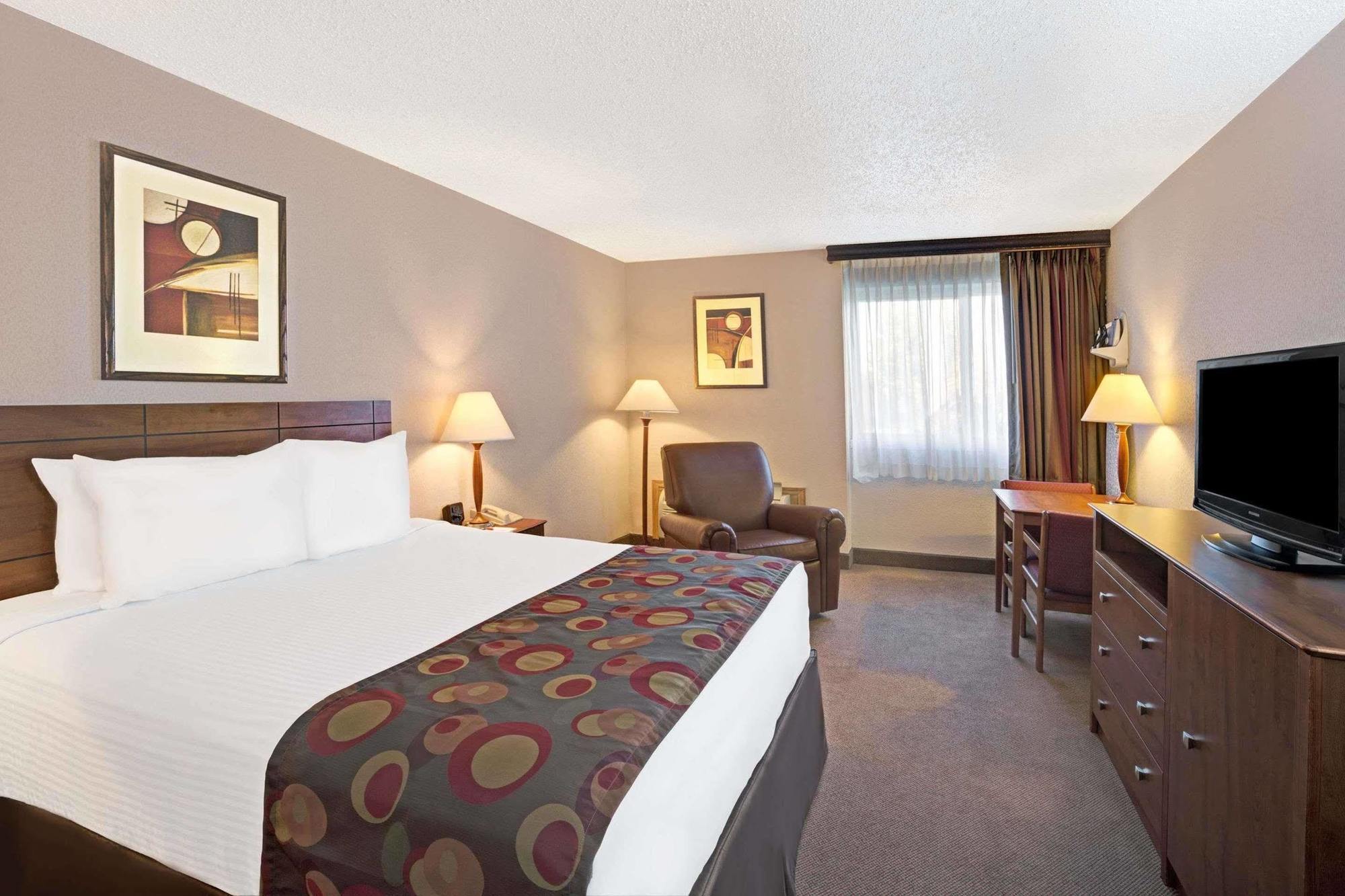 Hotel Ramada By Wyndham Bismarck Esterno foto