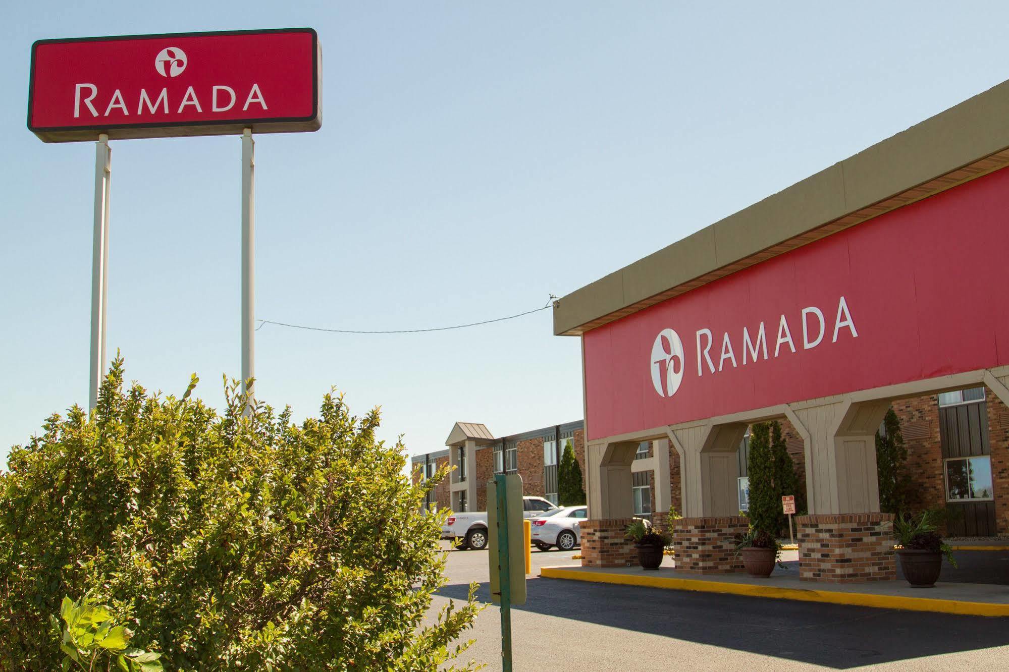 Hotel Ramada By Wyndham Bismarck Esterno foto